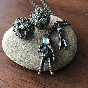Astronaut necklace with druzy stud earring set